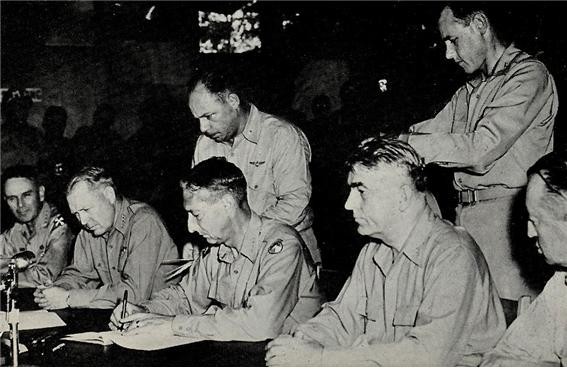 ▲ 판문점에서 휴전협정에 서명하는 클라크 유엔군 사령관. 그는 "공산군과 싸우는것보다 이승만 대통령과 싸우는 것이 몇배 힘들었다고"고 말했다.