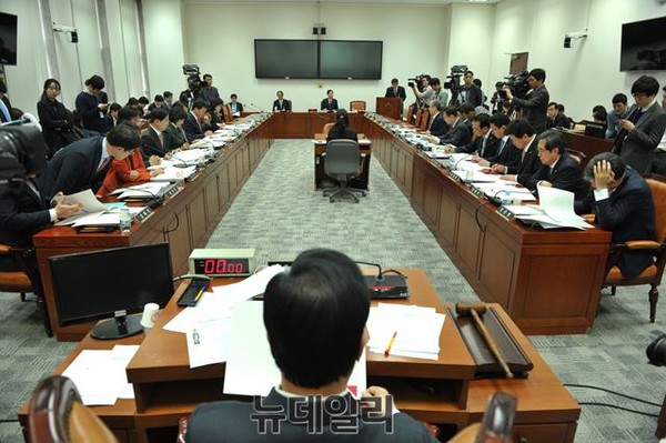 ▲ 국회 정치개혁특별위원회(정개특위) 첫 전체회의가 지난 4월 1일 열린 가운데, 여당 간사인 새누리당 정문헌 의원이 향후 논의 과정이 순탄치 않을 것임을 직감한 듯 머리를 싸매고 있다. ⓒ뉴데일리 이종현 기자