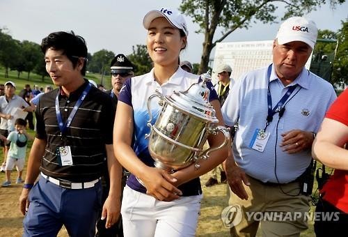 ▲ 전인지는 26일 경기도 여주시 블루헤런 골프클럽(파72, 6,763야드)에서 열린 2015 한국여자프로골프(KLPGA) 투어 '16회 하이트진로 챔피언십(총상금 8억 원, 우승상금 1억 6,000만 원)'에서 우승 트로피를 들어올리면서, 지난 5월부터 불과 3개월만에 한-미-일 3국의 골프 메이저 트로피를 석권하는 대역사를 완성했다. ⓒ 사진 연합뉴스