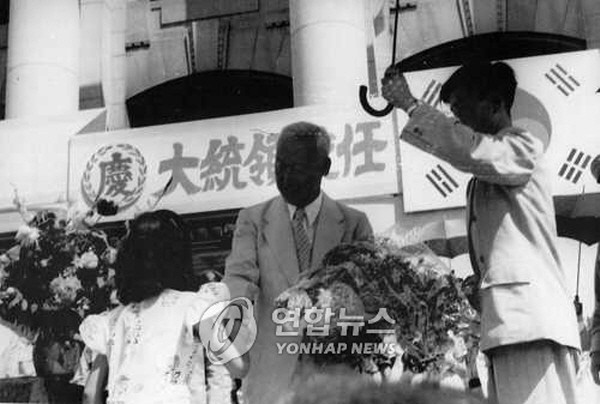 제헌국회 의장이기도 한 건국대통령 이승만 박사가 1948년 7월 24일 중앙청 앞 광장에서 초대 대통령 취임식을 갖고 있다. 제헌국회는 통일에 대비해 미수복지구(북한)에 100석을 유보해두고, 총 의원 정수 200석으로 구성됐다. ⓒ연합뉴스 사진DB