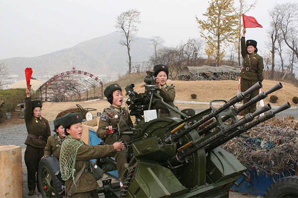 ▲ 훈련 중인 함경남도의 한 고사포 부대. 보다시피 부대원은 모두 여성들이다. ⓒ北선전매체 캡쳐