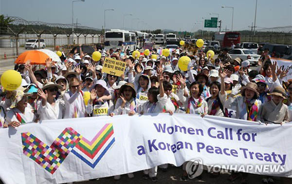 ▲ 지난 5월 24일 '위민크로스 DMZ' 참가자들이 美北평화협정 체결을 촉구하는 플래카드를 들고 행진하는 모습. 최근 재미종북단체들이 같은 요구를 담은 서한을 백악관, 의회 등에 전달하며 캠페인을 벌이고 있다고 한다. ⓒ연합뉴스. 무단전재 및 재배포 금지.
