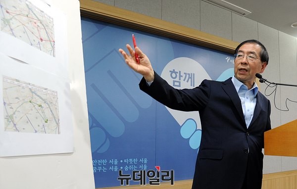 ▲ 박원순 서울시장은 지난달 4일 긴급기자회견을 열고 메르스의 지역감염 위험성을 경고해, 국민들을 공포에 몰아넣었다는 비난을 받았다. ⓒ서울시