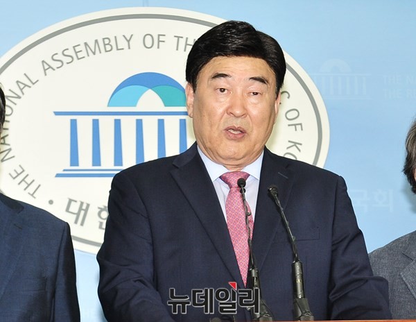 ▲ 민주통합당 사무부총장을 역임한 바 있는 국민희망시대 정진우 회장이 지난 9일 국회 기자회견장에서 새정치민주연합 집단 탈당을 선언하고 있다. ⓒ뉴데일리 이종현 기자