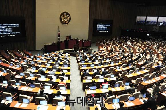 ▲ 지난 24일 국회 본회의에서는 추가경정예산안이 통과됐다. ⓒ 뉴데일리 이종현 기자