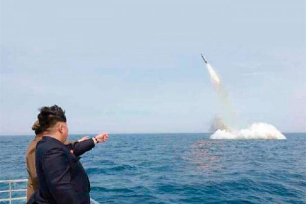 지난 5월 북한이 공개한 SLBM 발사시험 영상. 당시 이 사진은 합성이라는 지적을 받았다. ⓒ北선전매체 캡쳐