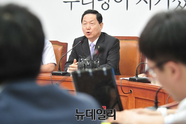 ▲ 새정치민주연합 김상곤 혁신위원장이 28일 당 정체성에 관한 6차 혁신안을 발표하고 있다. ⓒ뉴데일리 이종현 기자