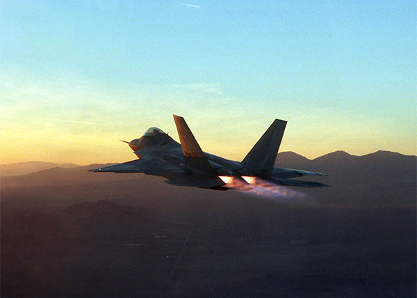 ▲ 애프터버너(재연소장치)를 켜고 급가속 중인 F-22 전투기. ⓒ美공군 배포사진