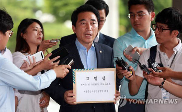 ▲ 지난 23일, 국정원 해킹 의혹을 검찰에 고발하기 전에 박수현 새민련 원내대변인이 기자들의 질문에 답하고 있다. ⓒ연합뉴스. 무단전재 및 재배포 금지.