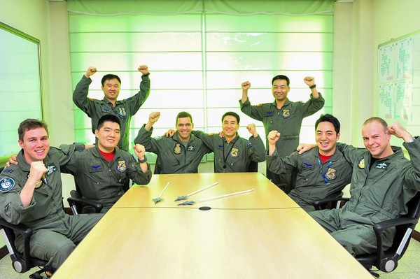 ▲ 28일 공군 102전투비행대대 브리핑 실에서 102대대 조종사들과 호주 공군 77대대 조종사들이 전술토의를 마치고 파이팅을 외치며 기념촬영 하고 있는 모습.ⓒ공군