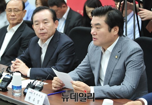 ▲ 새누리당 이인제 노동시장선진화특별위원장(왼쪽)과 새누리당 원유철 원내대표(오른쪽)가 노동개혁을 위한 첫 회의에 나란히 참석했다. 이인제 위원장은 당의 역량을 집중하겠다고 했고, 원유철 원내대표는 지원을 아끼지 않을 것이라고 화답했다. ⓒ뉴데일리 이종현 기자