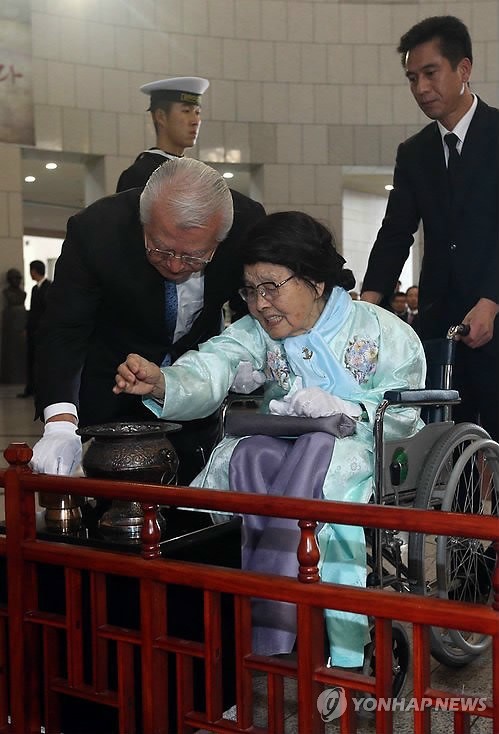 ▲ 고 손원일 제독의 부인 홍은혜 여사(왼쪽 두번째)와 장남 명원씨가 7일 오후 서울 용산구 한강로 전쟁기념관에서 열린 11월 호국인물 손원일 제독 추모행사에서 분향하고 있다. 2013.11.7   ⓒ 연합뉴스