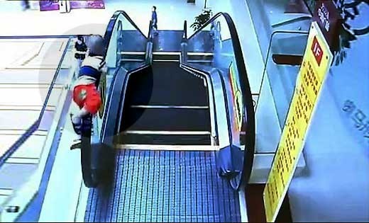 ▲ 중국 에스컬레이터 남아 사고 ⓒ온라인 동영상 사이트
