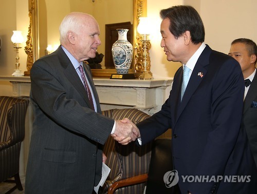 ▲ 미국을 방문 중인 새누리당 김무성 대표가 27일(현지시간) 워싱턴DC 국회의사당 러셀 상원집무실에서 존 매케인 상원 군사위원장을 만나 악수하고 있다.ⓒ연합뉴스