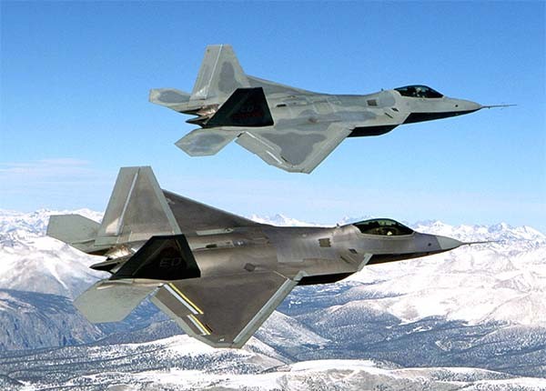 F-22 전투기의 편대비행. 윗쪽의 전투기가 F-22의 초기형인 '4001 랩터'다. ⓒ위키피디아 공개사진