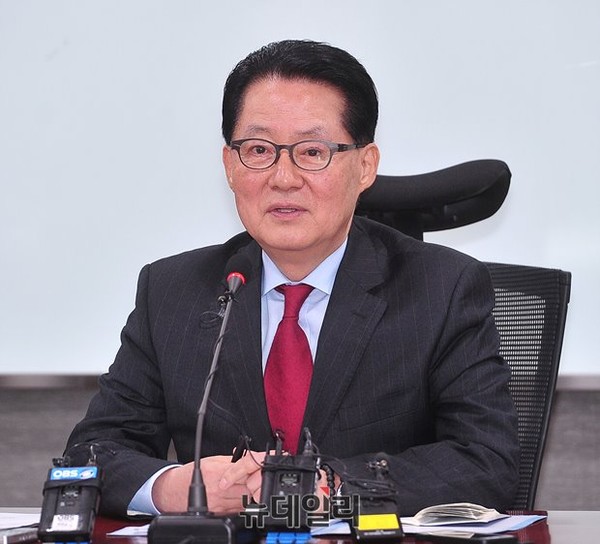 새정치민주연합 박지원 전 원내대표(사진)가 의원 정수 확대 논의에 부정적인 입장을 피력했다. ⓒ뉴데일리 정재훈 기자