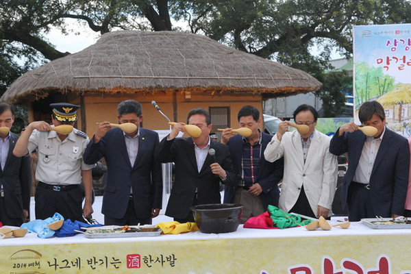 ▲ ‘2015 삼강주막 막걸리축제’에서 막걸리 시음를 가졌다.ⓒ예천군 제공