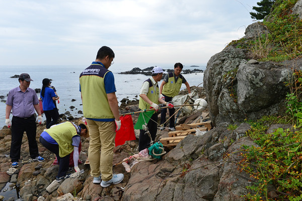 ▲ 월성원자력 및 양남면 발전협의회원들이 읍천항 해안가를 돌며 각종 쓰레기를 수거하고 있다.ⓒ월성원자력본부 제공