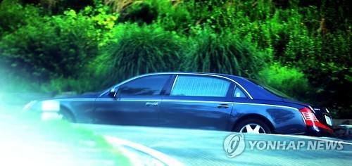 ▲ 배우 배용준과 박수진 부부가 28일 오후 5시께 신혼여행지인 경남 남해 한 고급 골프리조트에 세계 3대 명차로 꼽히는 벤츠 마이바흐를 타고 들어가고 있다. 두사람이 앉은 뒷좌석은 커튼으로 가려져 있다. 배용준, 박수진이 탄 차량 앞뒤에는 배용준 소속사 키이스트 관계자 등이 동승한 밴승합차 등 4대가 에스코트 했다.  ⓒ 연합뉴스