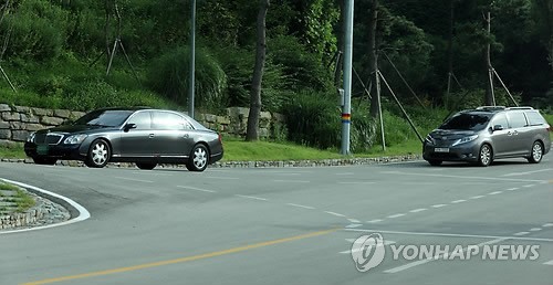 ▲ 배우 배용준과 박수진 부부가 28일 오후 5시께 신혼여행지인 경남 남해 한 고급 골프리조트에 세계 3대 명차로 꼽히는 벤츠 마이바흐(앞)를 타고 입장하고 있다. 두사람이 탄 차량 앞뒤에는 배용준 소속사 키이스트 관계자 등이 동승한 밴승합차 등 4대가 함께 했다.  ⓒ 연합뉴스