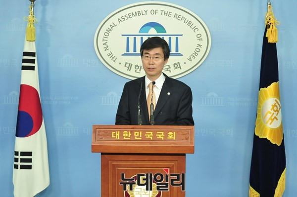 ▲ 조경태 새정치민주연합 의원이 29일 국회 정론관에서 비례대표제 폐지 촉구와 관련한 기자회견을 하고 있다.ⓒ뉴데일리 이종현 기자