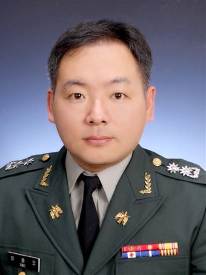 ▲ 세계3대 인명사전으로 꼽히는 마르퀴즈 후즈 후 인명사전에 등재되는 방위사업청 최종오 중령. ⓒ방위사업청