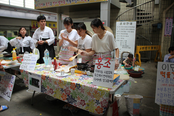 ▲ 금오공과대학교가 학생들에게 창업 마인드를 고취시키기 위해 지역 전통시장에서 창업캠프 체험활동을 개최했다.ⓒ금오공과대학교 제공