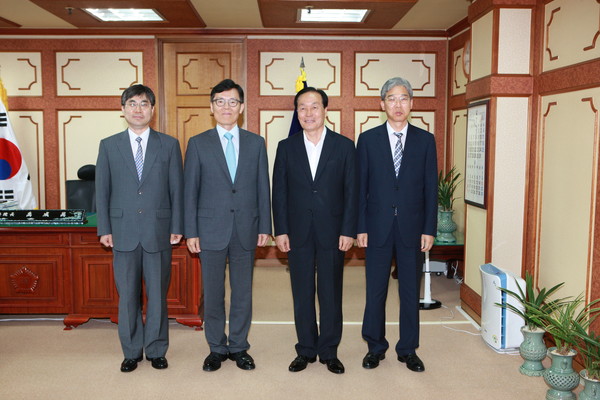 ▲ 우성만 대구고등법원장이 고향인 의성 발전과 인재육성에 동참하기 위해 의성군장학회에 장학금을 쾌척했다.ⓒ의성군 제공