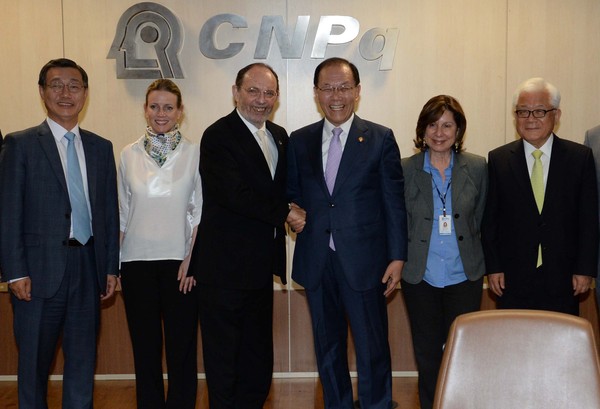 ▲ 28일(현지시간), 황우여 부총리 겸 교육부 장관이 에르난 차이모비치 구날릭 브라질 국가과학기술위원회(CNPq) 위원장과 만나 교육·연구 등 상호협력방안을 논의했다. ⓒ교육부 사진제공