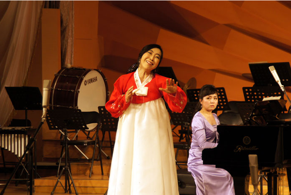 2012년 4월 15일 '김일성 100회 생일 잔치'에 참석, '김일성 찬양곡'으로 추정되는 노래를 부른 신은미 씨. ⓒ우리민족끼리 화면캡쳐