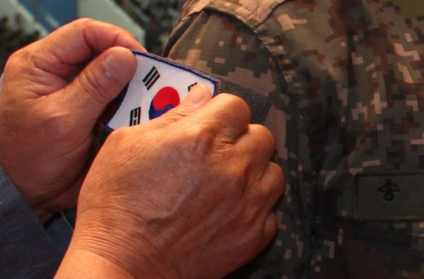 ▲ 육군훈련소에서 태극기 부착행사를 하고 있다.ⓒ육군