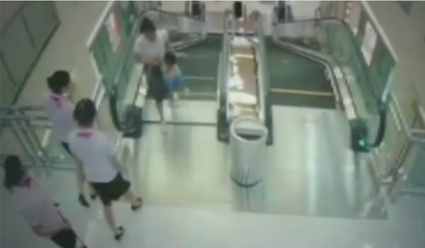▲ 지난 26일 中후베이성 장저우시에서 일어난 에스컬레이터 추락 사고 직전의 모습. 아이 엄마가 내딛는 발판이 들려 있는 것이 보인다. ⓒ현장 CCTV 유튜브 영상 캡쳐