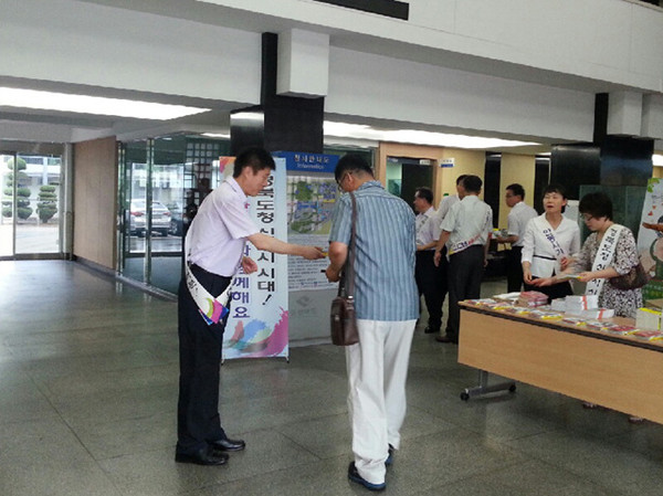 ▲ 안동시가 도청이전 전입자 위한 ‘안동 가이드북’ 제작‧배부를 하고있다.ⓒ안동시 제공