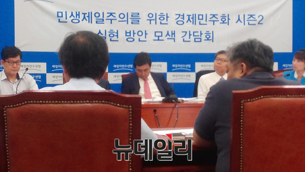 ▲ 새정치민주연합 이종걸 원내대표가 29일 '민생제일주의를 위한 경제민주화 시즌2 실현 방안 모색간담회'에 참석했다. 이 원내대표는 회의가 40여 분 정도 계속되자 잠에 들었다.ⓒ뉴데일리 임재섭 기자