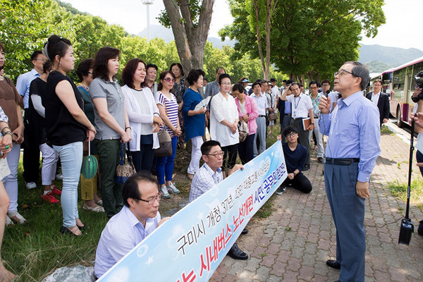 ▲ 남유진 시장이 시내버스 개편에 대해 시민들에게 설명하고 있다.ⓒ구미시 제공
