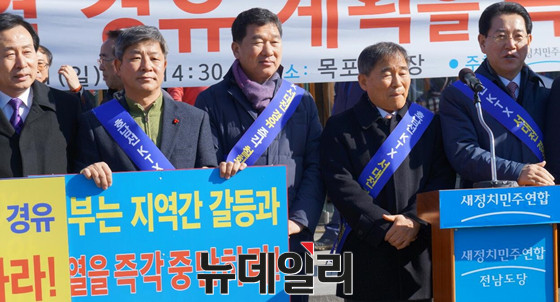 ▲ 새정치민주연합 신정훈 의원(전남 나주·화순)이 호남고속철의 서대전역 경유에 반대하는 피케팅을 하고 있다. 신정훈 의원은 국토교통부 장관을 직접 만나 원안 추진을 관철해냈을 뿐더러 KTX나주역 정차를 일 왕복 24회로 2배 증편해냈다. ⓒ뉴데일리 사진DB