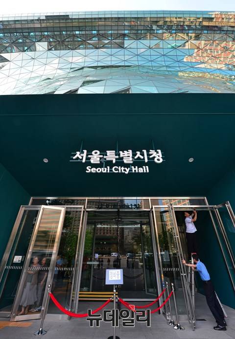 ▲ 서울시는 민원이 잦았던 건축허가 기간을 100일 단축하기로 했다.사진은 서울시청 출입 통로.ⓒ뉴데일리