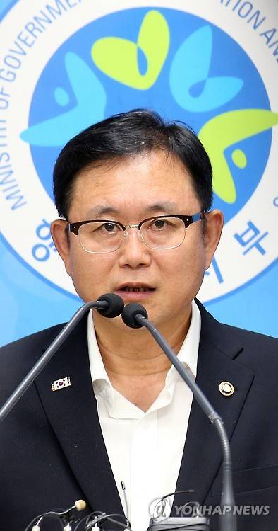 ▲ 정재근 행정자치부 차관이 29일 정부서울청사에서 '1단계 지방공기업 구조개혁방안'을 발표하고 있다.ⓒ연합뉴스