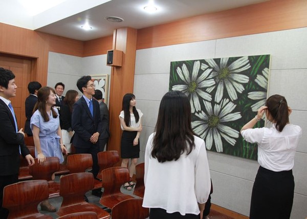 ▲ 고등군사법원 법정에 장창익 화백의 꽃 그림이 전시된 모습. ⓒ국방부