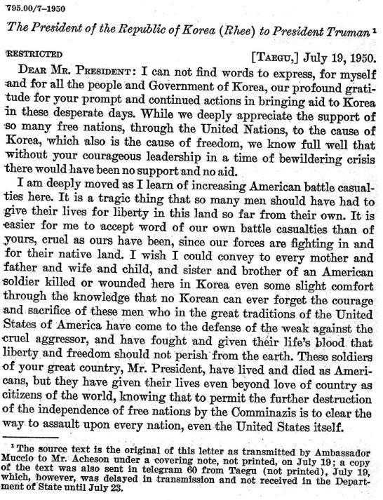 ▲ 독립운동 30여년간 사용한 타이프라이터로 직접 편지는 쓰는 이승만 대통령.