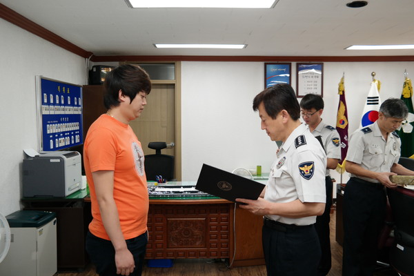 ▲ 김천경찰서가 교통사고를 내고 도주하는 운전자를 자신의 승용차로 추격해 검거한 용감한 시민에게 감사장과 신고 보상금을 지급했다.ⓒ김천경찰서 제공