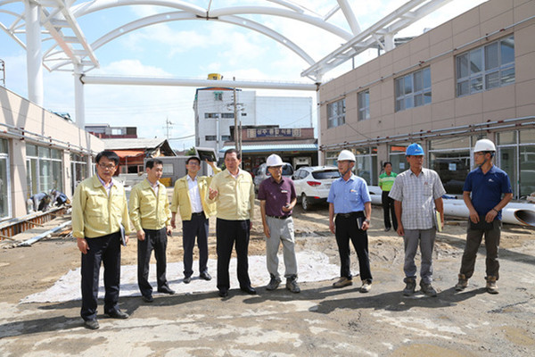 ▲ 성주전통시장 시설현대화 공사현장 방문 현황 점검 및 관계자 격려ⓒ성주군 제공