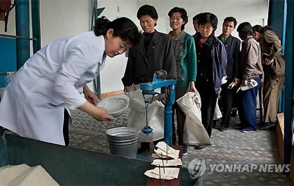 식량을 배급받기 위해 줄을 선 북한 주민들. ⓒ연합뉴스. 무단전재 및 재배포 금지.