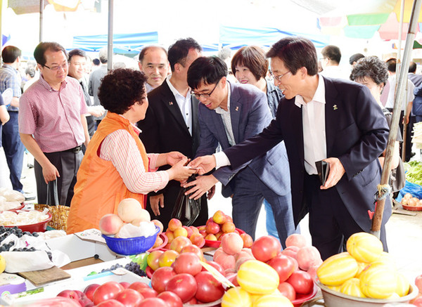 ▲ 문경시 중앙전통시장이 문화가 어우러진 명품상설시장으로 거듭나게 됐다.ⓒ문경시 제공