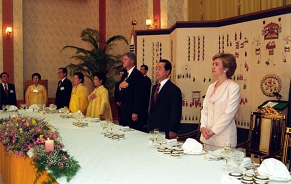 ▲ 1993년 7월 10일 방한, 청와대에서 만찬을 가진 김영삼 대통령과 빌 클린턴 내외. 이런 화기애애한 관계는 1994년 북한 때문에 크게 틀어진다. ⓒ美국가안보 아카이브 캡쳐