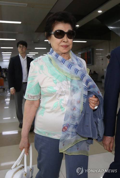▲ 롯데그룹 신격호 총괄회장의 두 번째 부인이자 신동주 전 일본 롯데홀딩스 부회장과 신동빈 롯데그룹 회장 형제의 모친인 시게미츠 하츠코(重光初子·88) 여사가 30일 오후 김포공항을 통해 입국하고 있다.ⓒ연합뉴스
