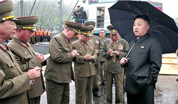 ▲ 2013년 5월 北인민군 313부대를 찾은 김정은. 나이 든 사람이라면 무조건 무시하고 싫어하는, 전형적인 '중2병' 증세를 앓고 있다는 주장이 제기됐다. ⓒ北선전매체 화면캡쳐