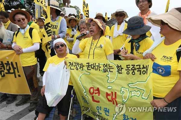 ▲ 좌익 단체들은 지난 27일부터 오는 8월 1일까지 제주에서 '제주해군기지 반대시위 3,000일 기념시위'를 갖고 있다. 사진 속 여성은 필리핀에서 온 '평화운동가'라고 한다. ⓒ연합뉴스. 무단전재 및 재배포 금지