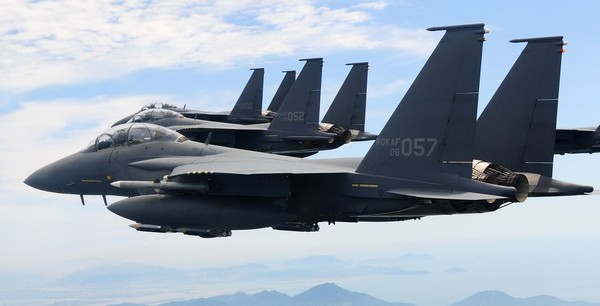 AIM-120 암람 중거리 공대공 미사일로 무장한 F-15K 전투기가 초계비행을 하고있다.ⓒ공군