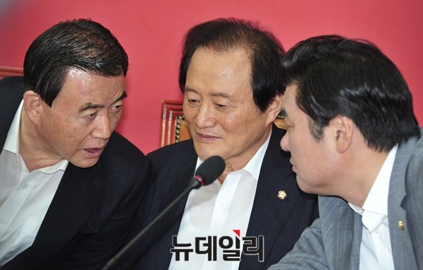 ▲ 새누리당 노철래 정책위부의장(사진 가운데)이 지난 28일 열린 원내대책회의에서 원유철 원내대표(오른쪽), 나성린 의원 등과 함께 대화를 나누고 있다. ⓒ뉴데일리 이종현 기자